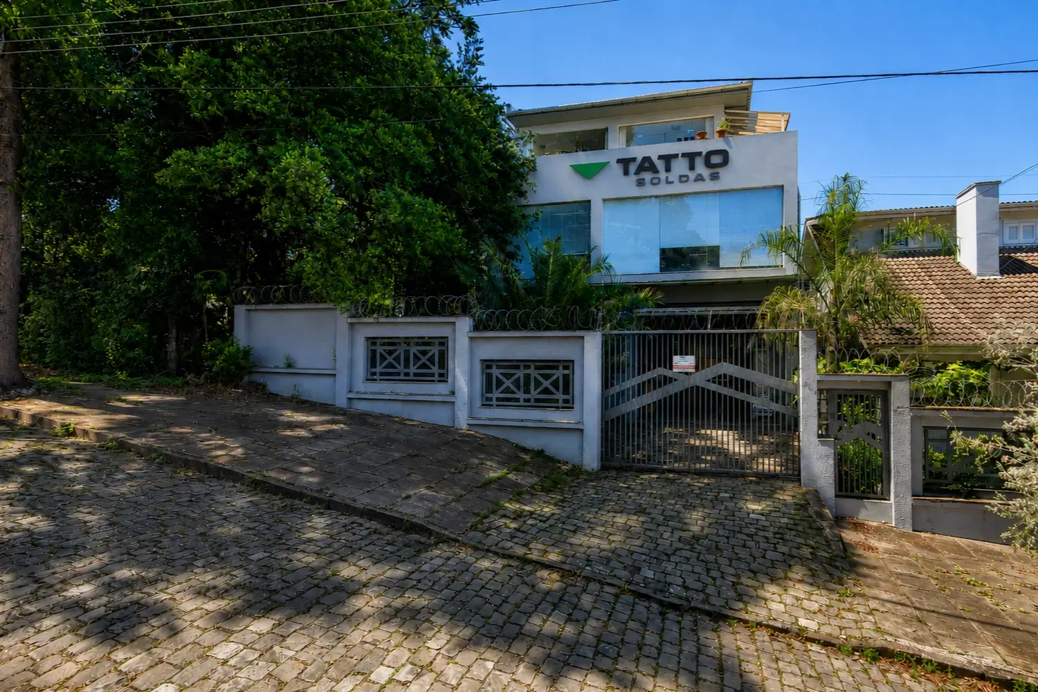 Materiais de solda organizados no estoque da Tatto Soldas